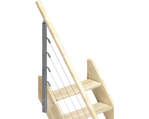 Treppe mit Geländer aus Holz und Stahlseilen