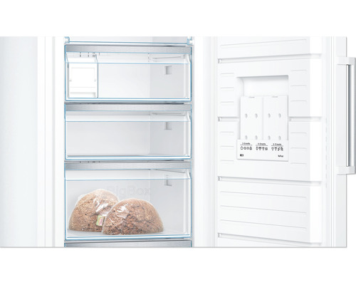 Congélateur ouvert avec des aliments dans les tiroirs
