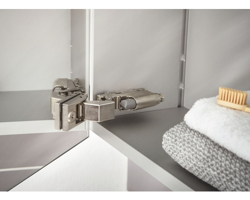 Möbelscharnier im Badezimmerschrank