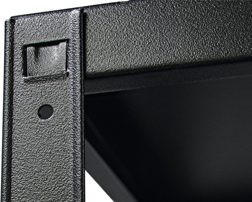 Detailansicht eines Metallregals mit Fachboden
