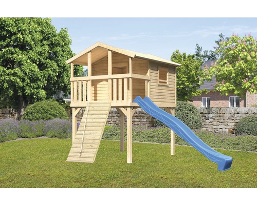 Cabane de jeux en bois avec toboggan et échelle dans le jardin.