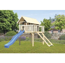Spielhaus mit Rutsche und Kletterleiter im Garten