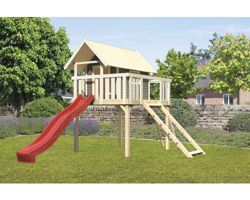 Cabane de jeux en bois avec toboggan et mur d''escalade dans le jardin