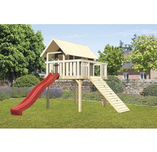 Spielhaus aus Holz mit Rutsche und Kletterrampe im Garten