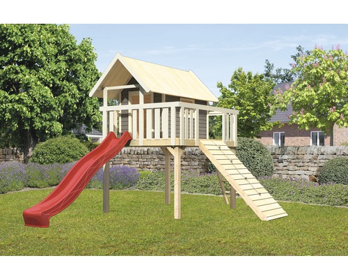 Cabane de jeu en bois avec toboggan et rampe d''escalade dans le jardin