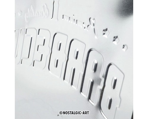 Detailansicht von erhabener Beschriftung auf Metallschild