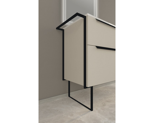 Detailaufnahme eines Badezimmerschranks mit Schubladen und einem Gestell