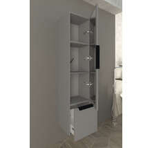 Armoire haute avec étagères, porte et tiroir dans la salle de bain
