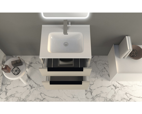 Vue de dessus d''un lavabo avec deux tiroirs ouverts et des articles de décoration dans la salle de bains