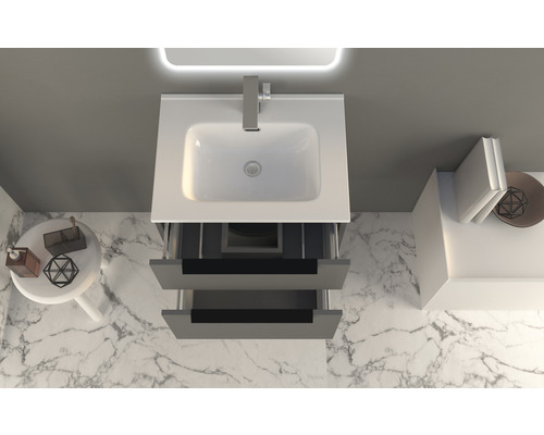 Badezimmer mit Waschbecken, Armatur und Unterschrank mit offenen Schubladen