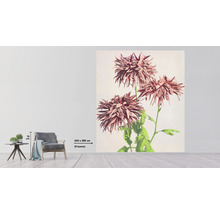 Raumszene mit einer Fototapete mit einem Chrysanthemenmotiv, einem Sessel und einem Beistelltisch.