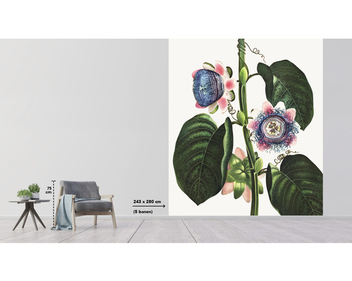 Raumansicht mit Wandbild Passionsblume, Sessel und Beistelltisch