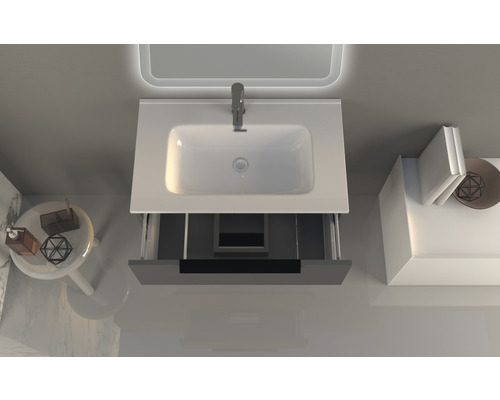 Waschtisch mit offenem Schubfach und Armatur in einem hellen Badezimmer