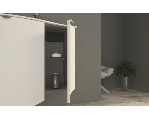 Salle de bain avec armoire de toilette et étagère