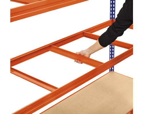 Vue détaillée d''un rayonnage d''entrepôt assemblé avec des étagères