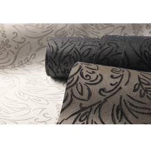 Plusieurs rouleaux de papier peint à motifs