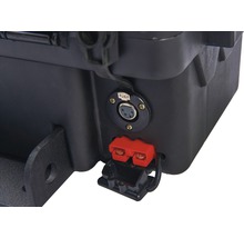 Vue détaillée d''un boîtier de batterie noir avec prise de raccordement et connecteur