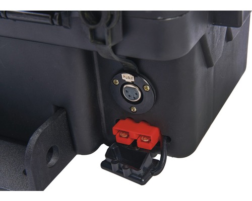 Vue détaillée d''un boîtier de batterie noir avec prise de raccordement et connecteur