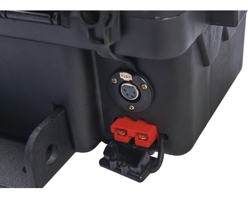 Vue détaillée d''un boîtier de batterie portable avec connexions