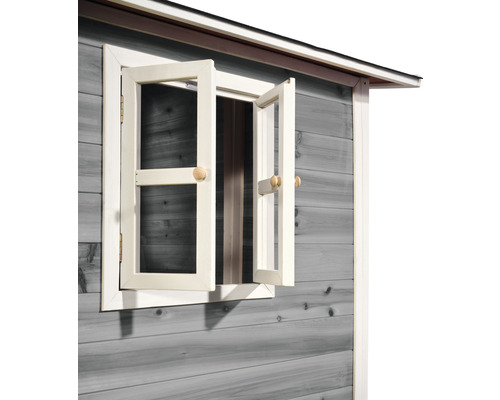Vue détaillée d''une cabane de jardin avec une fenêtre ouverte