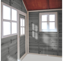 Innenansicht eines Spielhauses mit Fenster und Tür aus Holz