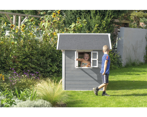 Enfant dans une cabane de jardin avec un enfant devant
