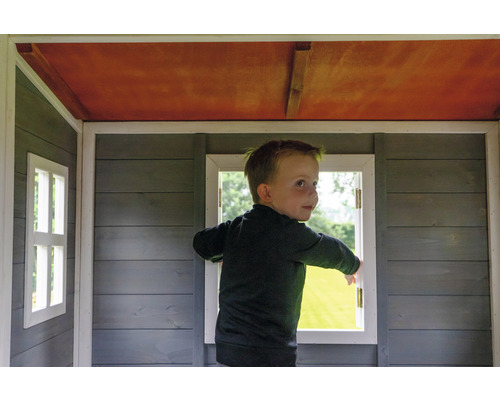 Vue intérieure d''une cabane de jeu avec un enfant à la fenêtre