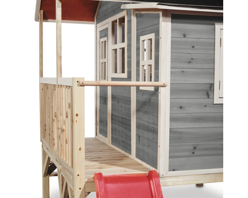 Vue détaillée d''une cabane en bois avec toboggan et véranda.