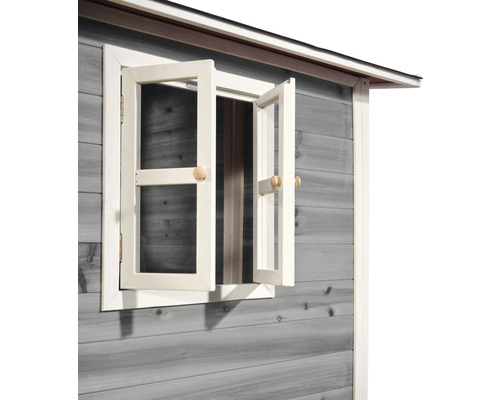 Vue détaillée d''une fenêtre ouverte sur une cabane de jardin en bois