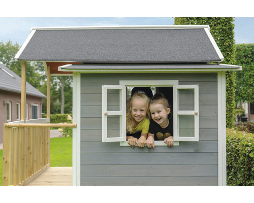 Deux enfants regardent par la fenêtre d''une cabane de jeu en bois.
