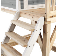 Detailaufnahme einer Holztreppe an einem Spielhaus