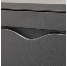 Detailansicht einer grauen Gartenbox mit Griffmulde