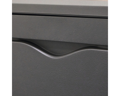 Detailansicht einer grauen Gartenbox mit Griffmulde