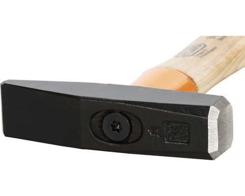 Nahaufnahme des Kopfes eines Schlosserhammers mit Holzgriff