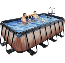 Rechteckiger Swimmingpool mit Holzoptik, Stahlrahmen und Leiter, in dem sich eine Familie vergnügt.