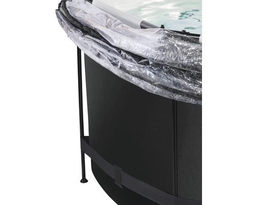 Vue détaillée d''une piscine avec couverture