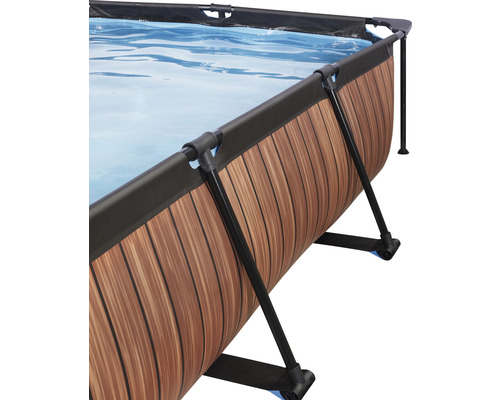 Vue détaillée d''une piscine tubulaire avec aspect bois et eau bleutée