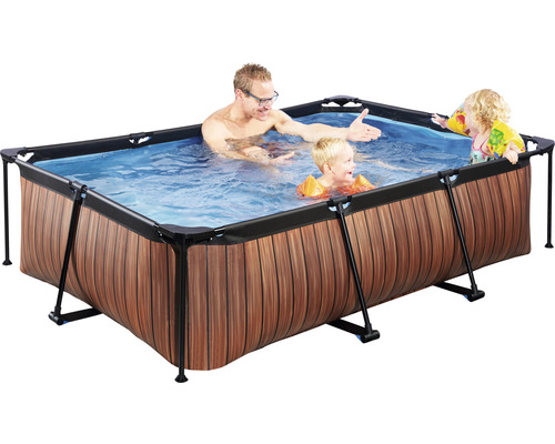 Piscine rectangulaire avec cadre en acier et habillage en bois dans laquelle nagent des adultes et des enfants