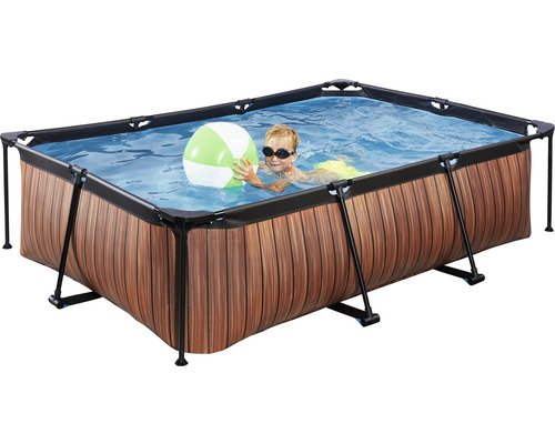 Piscine rectangulaire avec revêtement en bois et enfant dans l''eau avec ballon
