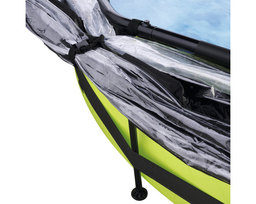 Detailansicht eines Kinderanhängers mit Regenschutz