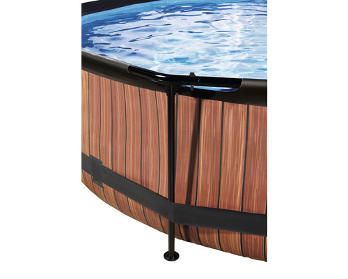 Detailansicht eines Pools mit Holzverkleidung und Stahlrahmen