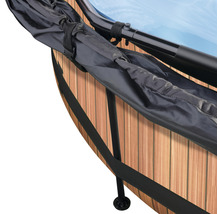 Detailansicht eines Whirlpools mit Abdeckung und Rahmen