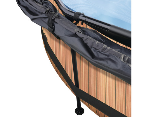 Detailansicht eines Whirlpools mit Abdeckung und Rahmen