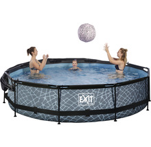 Rundes Aufstellpool mit spielenden Personen und einem Ball in der Luft