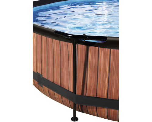 Detailansicht eines runden Pools mit Holzverkleidung und Wasser