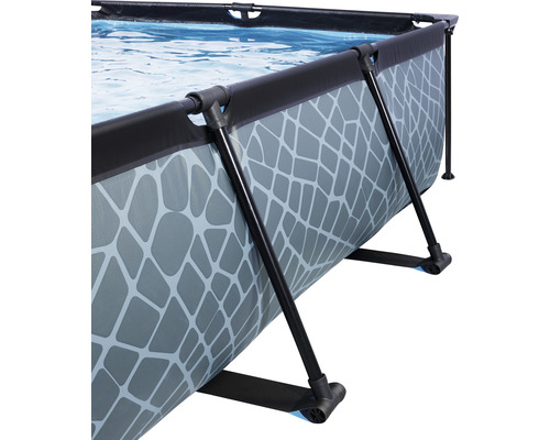 Vue détaillée d''une piscine tubulaire avec motif de pierre