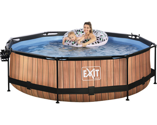 Aufstellpool mit Holzverkleidung und Mutter mit Kind im Wasser