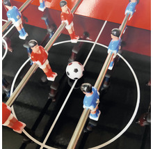 Vue détaillée d''un baby-foot avec ballon et figurines