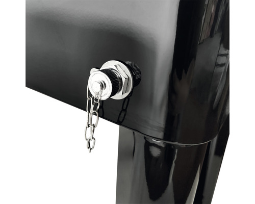 Detailansicht des Schlosses eines schwarzen Briefkastens mit Kette