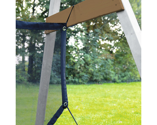 Detailansicht eines Fangnetzes an einem Holzrahmen im Garten